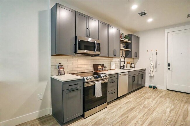 Building Photo - 1330 Fairmont Ave NW