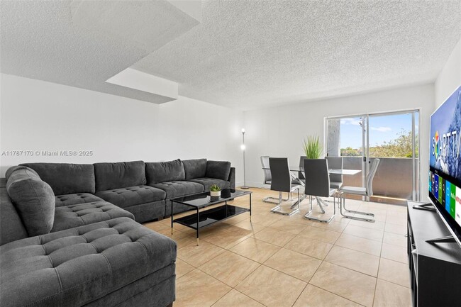 Building Photo - 9375 Fontainebleau Blvd