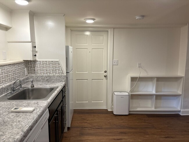Building Photo - 1 Bedroom Lower Level Unit - Water Included!