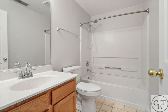 Building Photo - 2139 Vanderbilt Dr