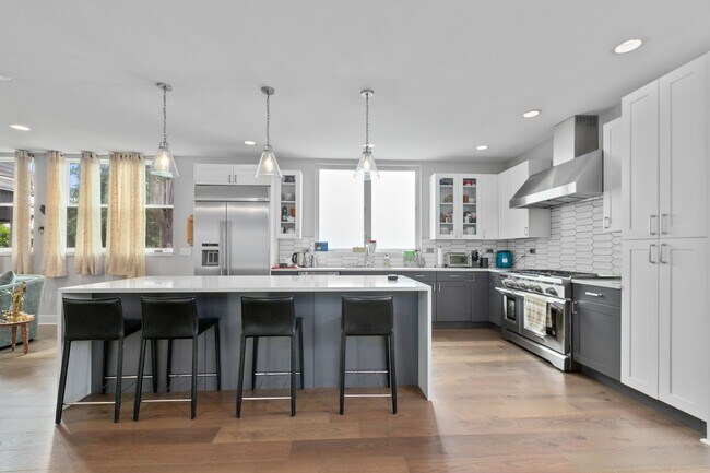 Building Photo - 5Bd/3.25Ba Seattle House