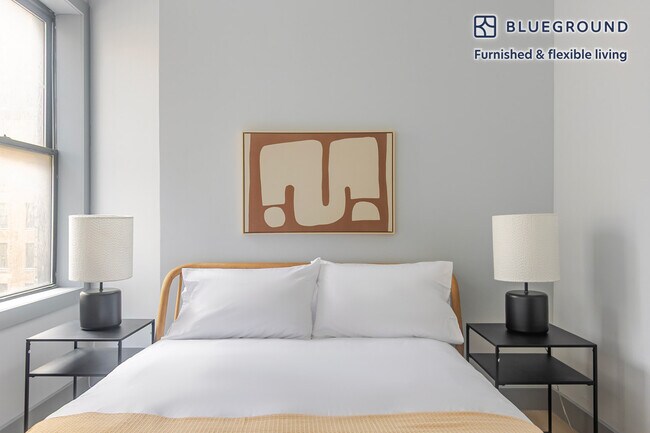 Building Photo - 161 W 54th St