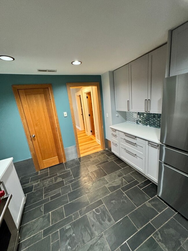 Building Photo - Eclectic Portland Home with Modern Touches...