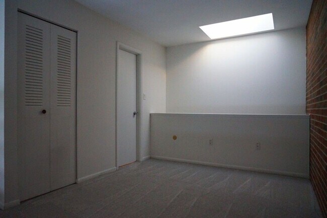 Building Photo - Immaculate 2 bedroom Loft Style Condo avai...