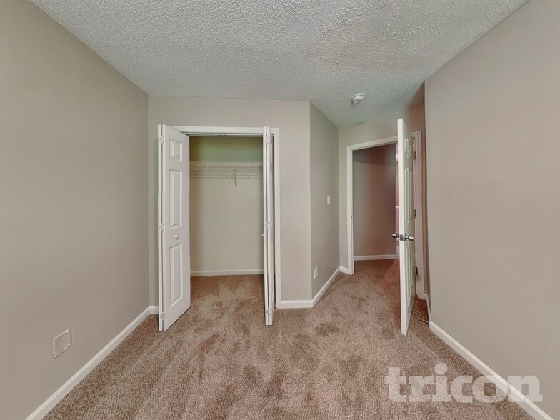Building Photo - 4409 Woodlawn Dr