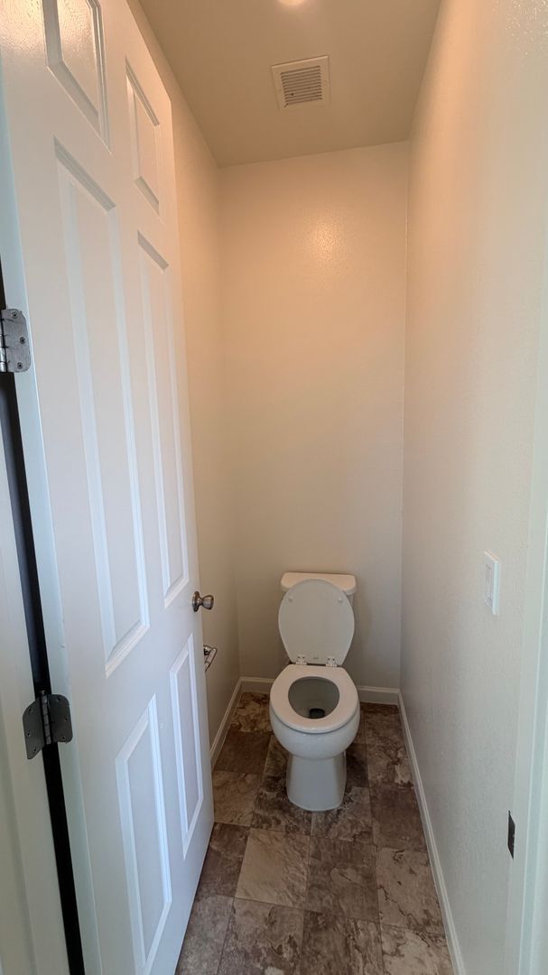 Building Photo - Luxurious upgraded 5BR 2 bath new home - premium lot.