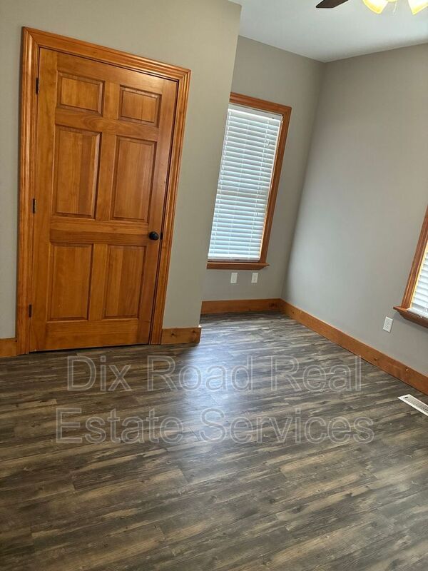 Building Photo - 915 Bellaire Ave