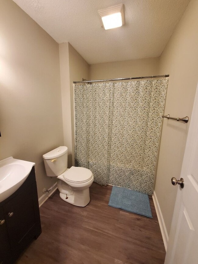 Building Photo - Charming 2BR/1BA Apartment – Well-Maintain...