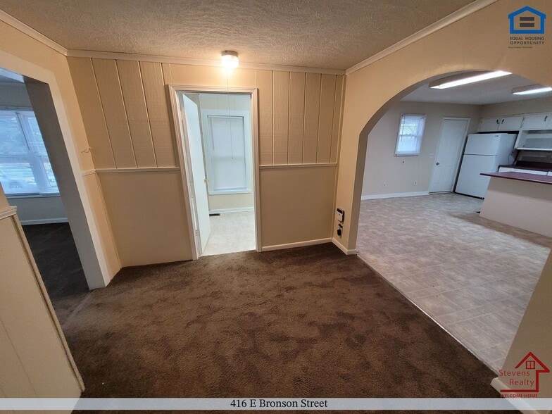 Building Photo - 416 E Bronson St