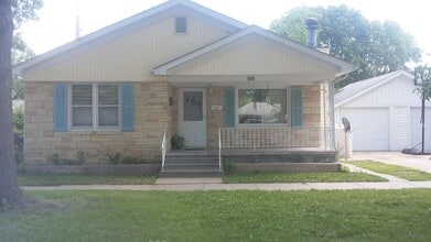 Building Photo - 2 Bedroom with garage