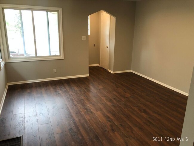 Building Photo - 1BR 1BA, Bungalow Duplex unit ~ Deposit Fr...