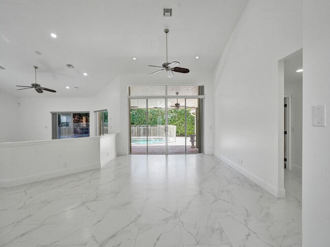 Building Photo - 762 Crescent Way