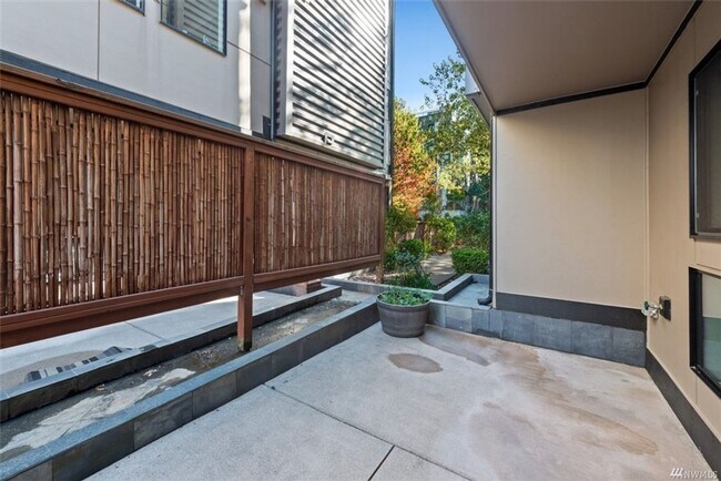 Building Photo - 2Bd/1.75Ba Seattle Townhouse