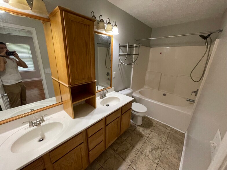 Building Photo - 7005 Timber Oak Dr