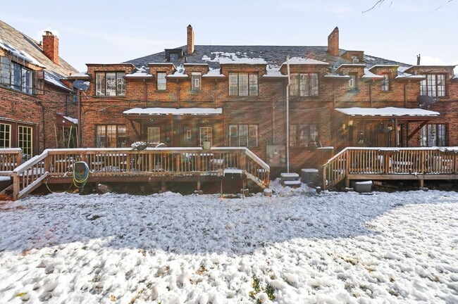 Building Photo - 2 Bedroom, 2 Bath Townhome located directly across from Franklin Park Conservatory