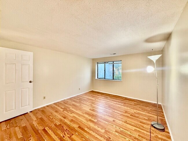 Building Photo - 160 Elm St