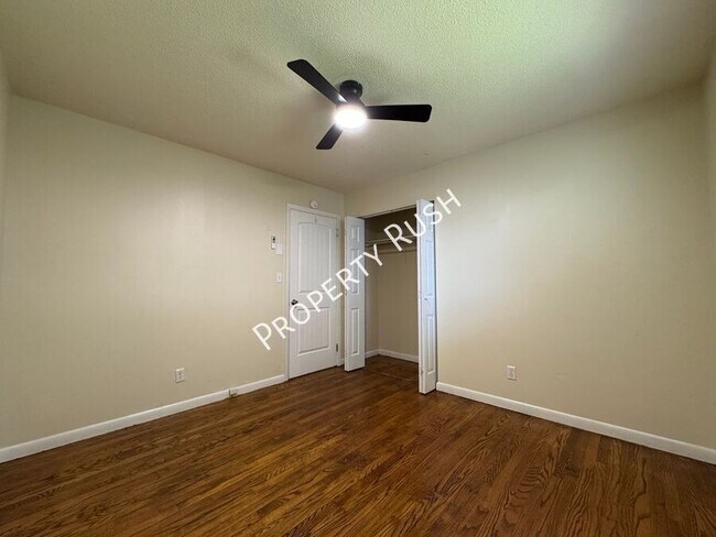 Building Photo - 1017 N Larchmont Dr