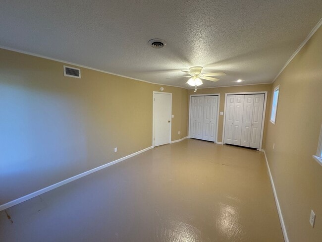 Building Photo - 4 Bedroom 3 Baths Southeast!  $2650