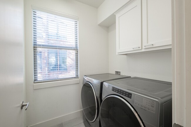 Building Photo - 2 Bed + Flex Room Option in East Dallas Townhome off Greenville Lakewood Neighborhood