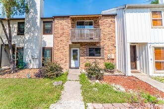 Building Photo - 2-BEDROOM TOWNHOME IN ALAMO HEIGHTS