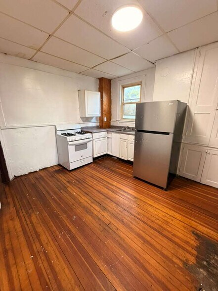 Building Photo - 385 Orange St