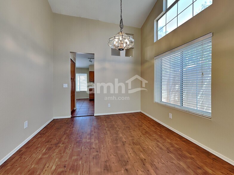Building Photo - 1214 E Artesian Way