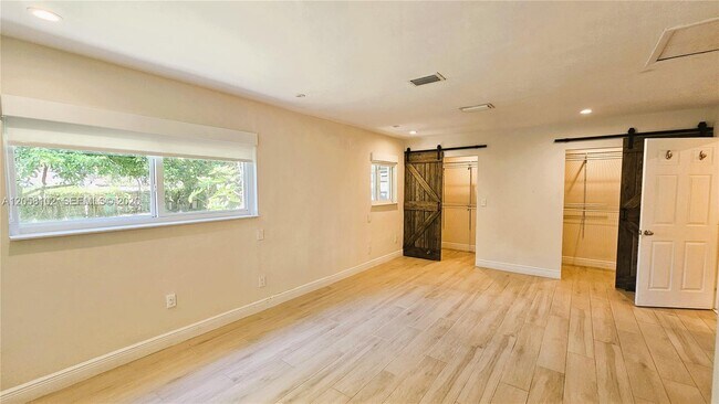 Building Photo - 6550 SW 28th St