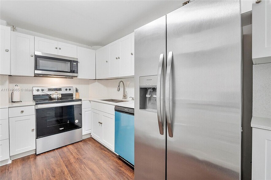 kitchen - 5005 Collins Ave