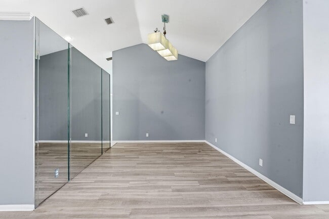 Building Photo - 9284 Laurel Green Dr