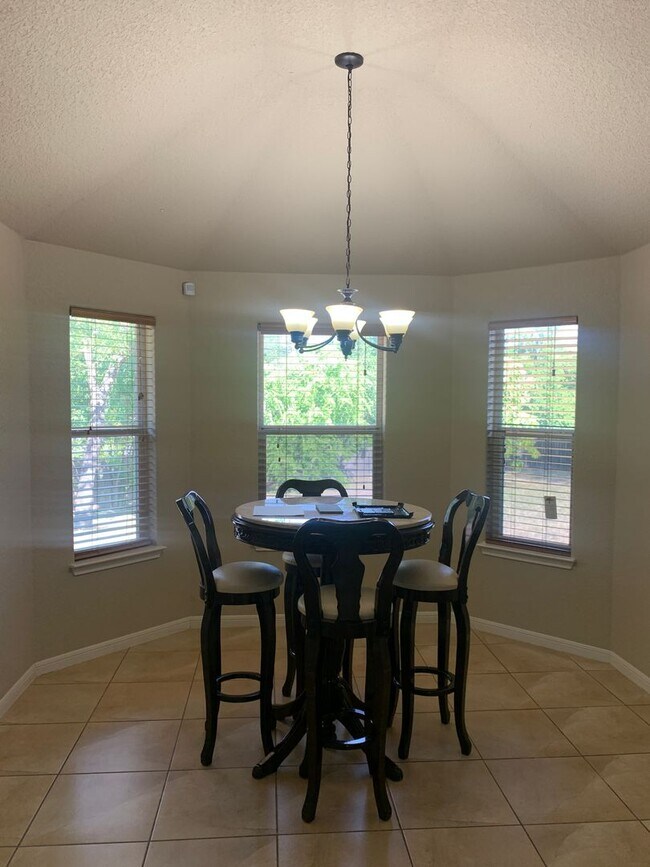 Building Photo - Fantastic Four Bedroom