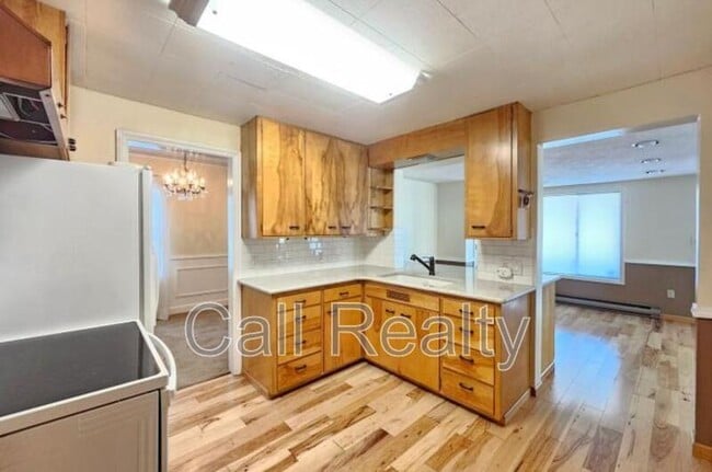 Building Photo - 1017 E Sharp Ave