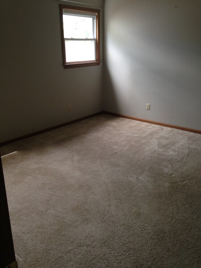 Building Photo - Large 4 Bed, 2 Bath Home