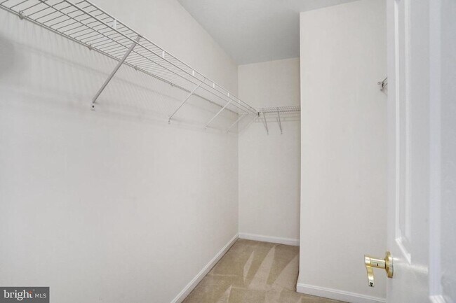 Building Photo - 4684 Carisbrooke Ln