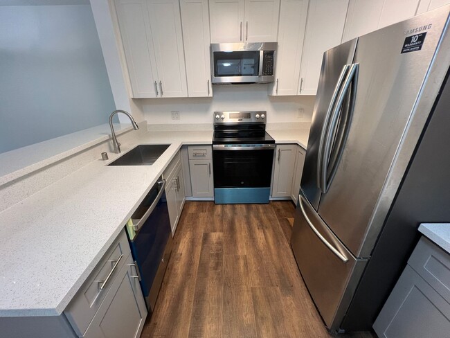 Building Photo - Renovated Fremont 2 Bed / 1 Bath Condo - F...