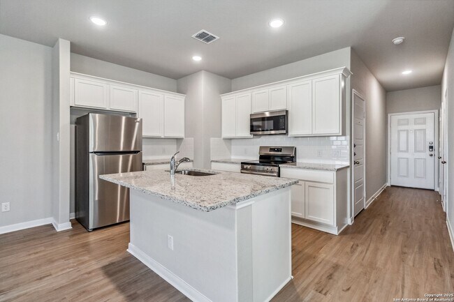 Building Photo - Luxury Townhome in Abbott Run!