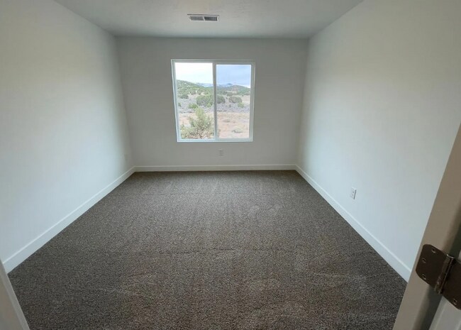 Building Photo - Spacious 3 Bedroom 2.5 Bathroom End Unit in Cedar City!