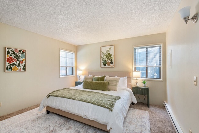 Building Photo - 2348 S Vermont St