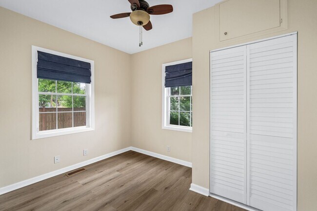 Building Photo - Charming Cottage in sought after Old Hicko...