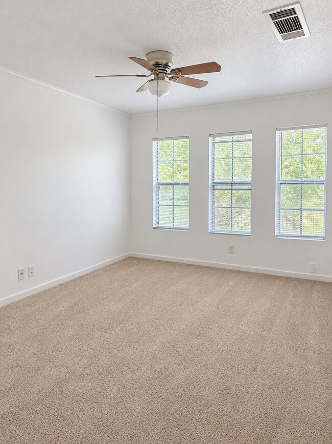 Building Photo - 2305 Lazy Lake Dr