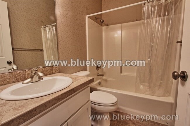 Building Photo - 4 Bed, 3 Bath Home in Happy Valley with Pr...