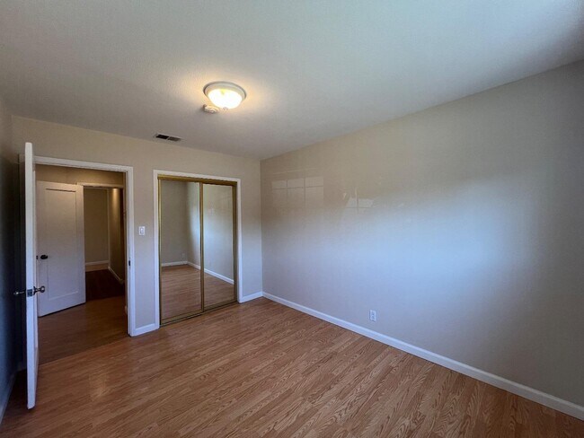 Building Photo - 273 Staples Ave