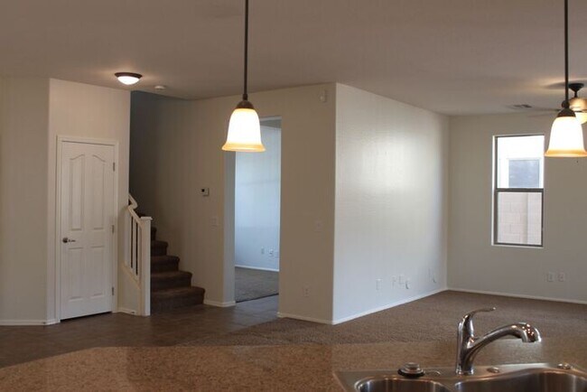 Building Photo - Beautiful 4 Bedroom in Lyons Gate!