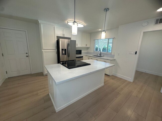 Building Photo - 9101 Rosewood Dr