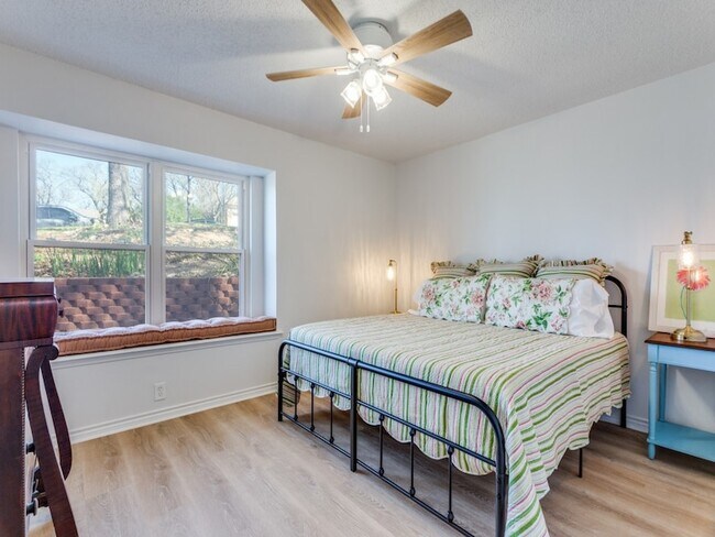 Building Photo - 2310 Oakwood Ln