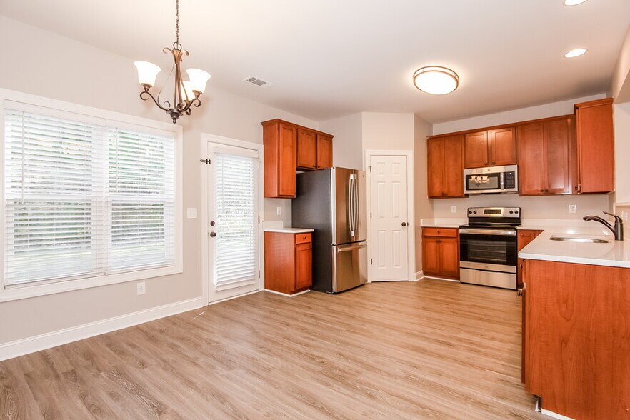 Building Photo - 165 Spring Cir