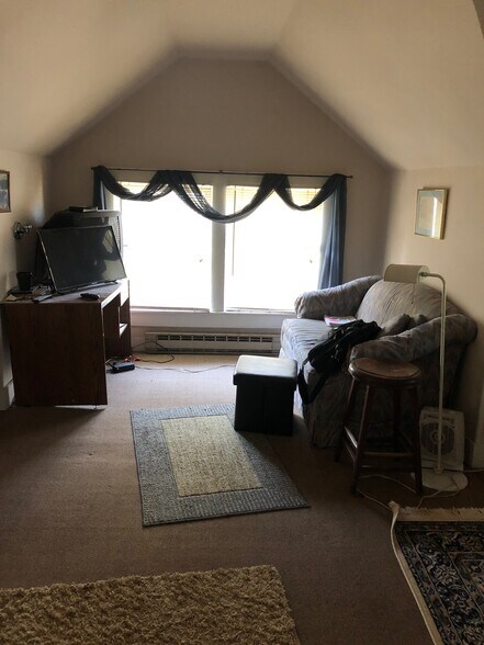 Building Photo - 832 Quincy Ave