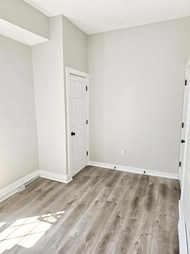 Building Photo - Central Ave