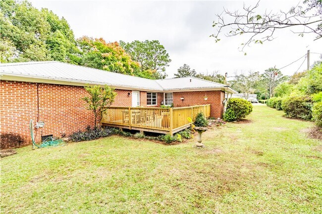 Building Photo - 3 Bedroom Home in Convenient Location