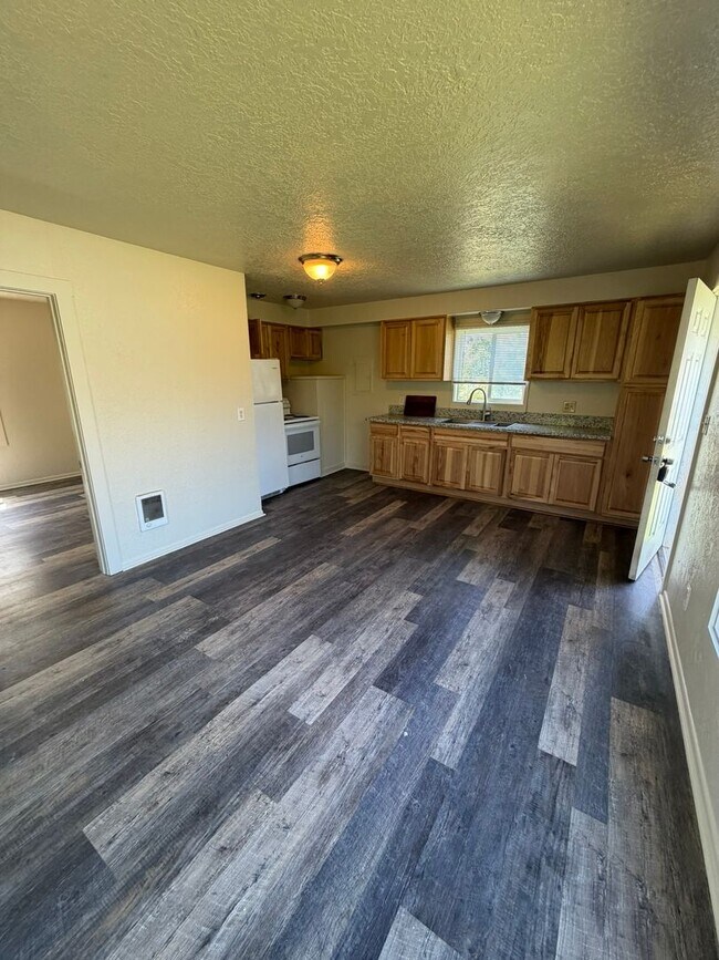 Building Photo - Cozy 1 Bedroom!
