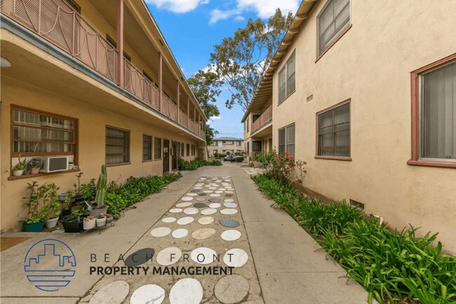 Building Photo - 608 W. Hyde Park Blvd.